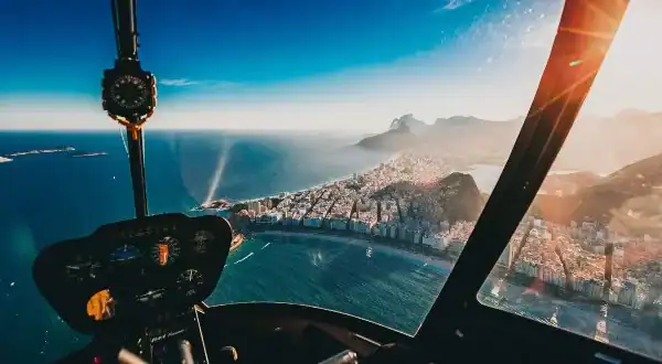 Vista desde dentro de un Helicoptero sobrevolando Río de Janeiro al atardecer