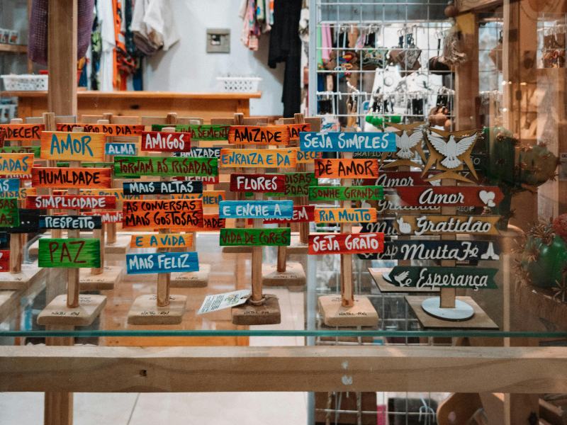 Artesanías hechas con madera con mensajes, en la feria de Artesanía de Pajuçara