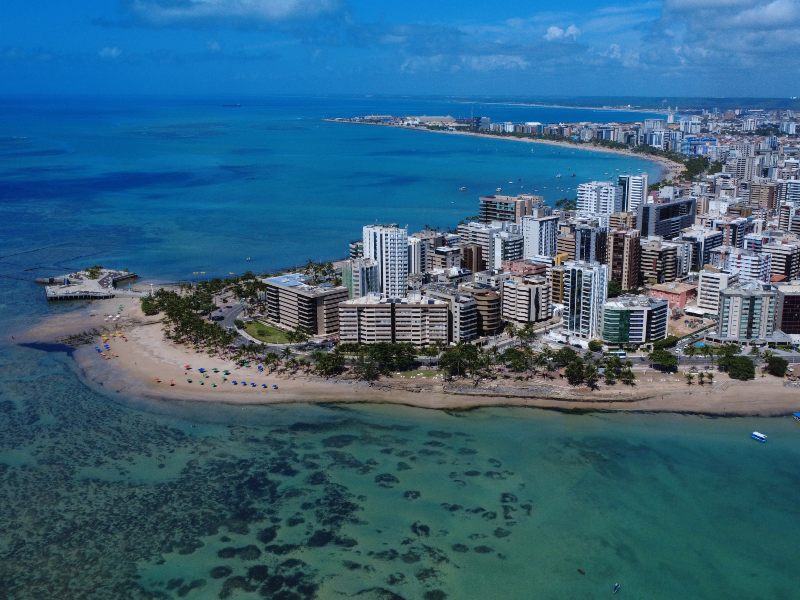 Imagen aérea de Maceió, donde se ve Ponta Verde, pajuçara y el mar con marea baja