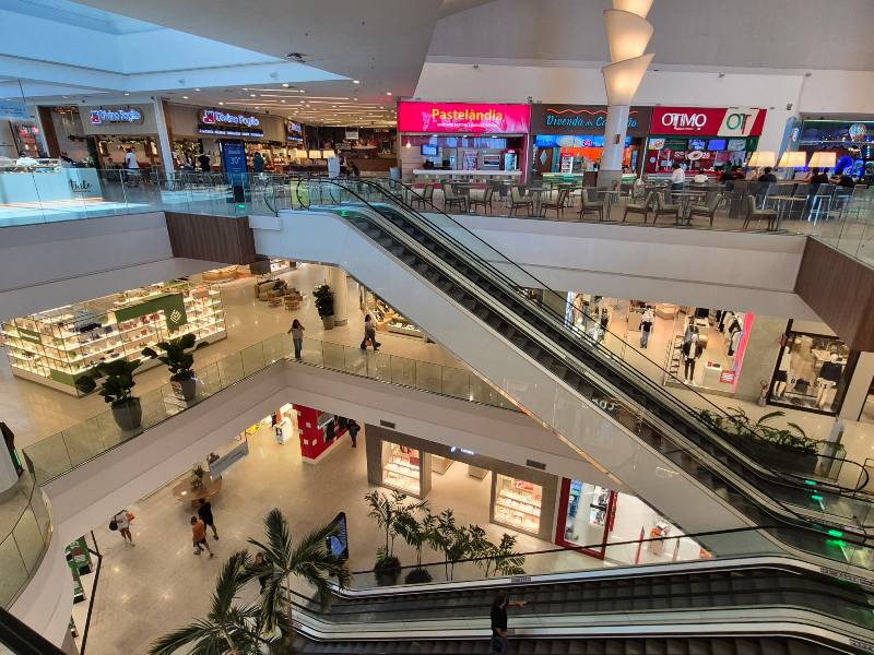 Escaleras mecánicas en el interior del Shopping de Maceió