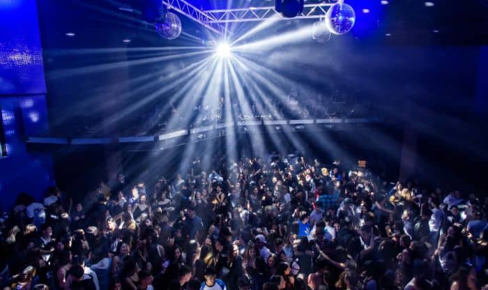 Discoteca en Maceió con pista de baile, luces de colores y público disfrutando de la música