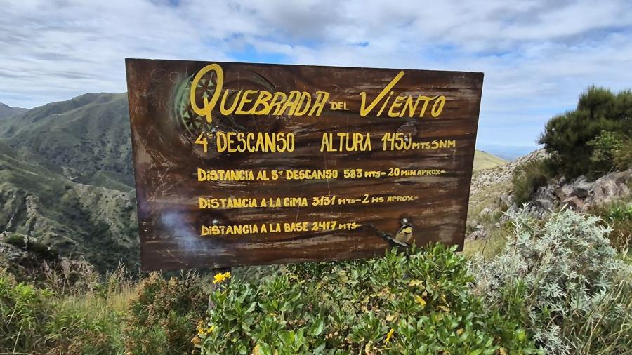 4to descanso cartel en el sendero del cerro Uritorco