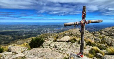 Cima del cerro Uritorco, con la cruz y pulseras en ella