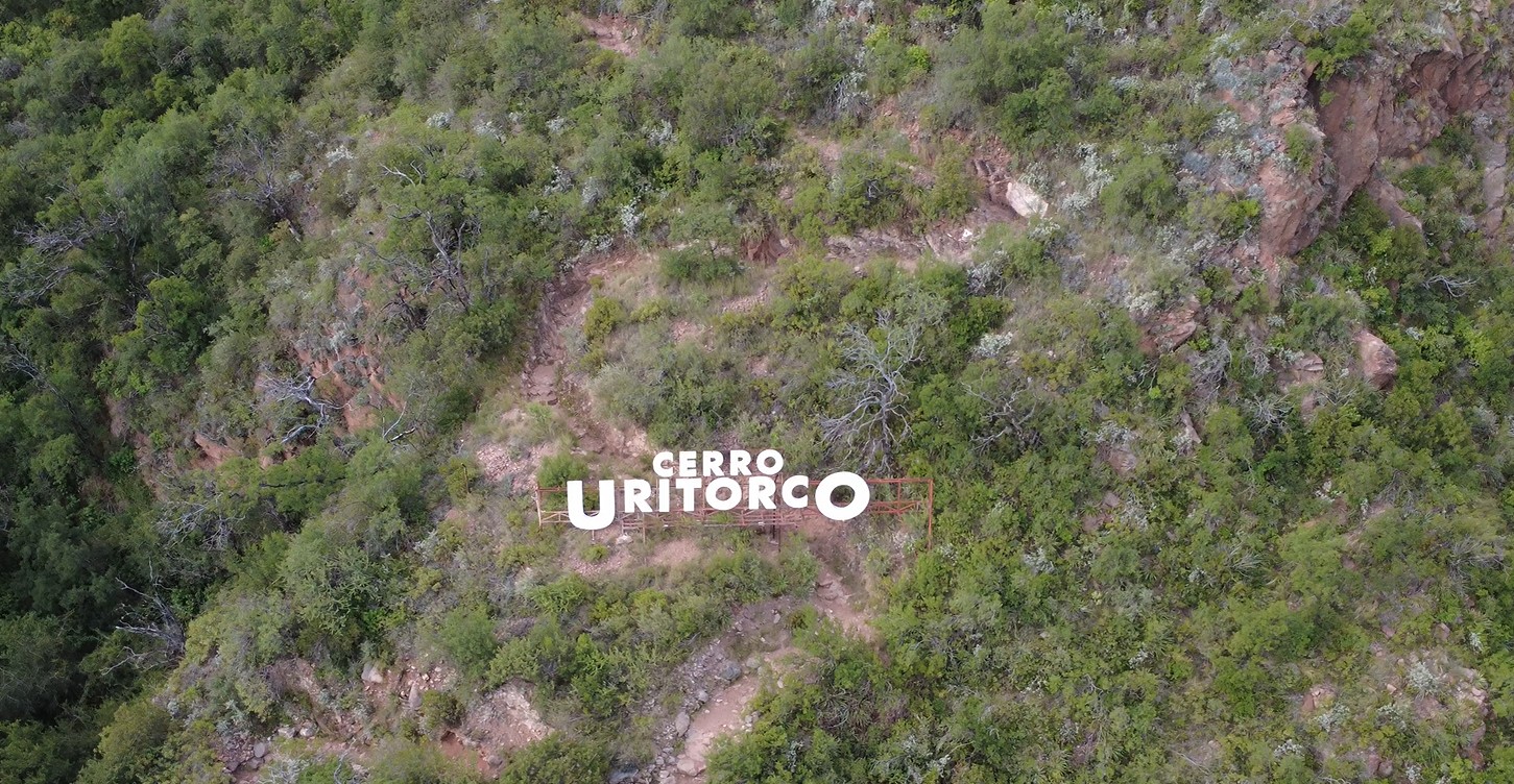 Cartel del Cerro Uritorco visto desde un drone