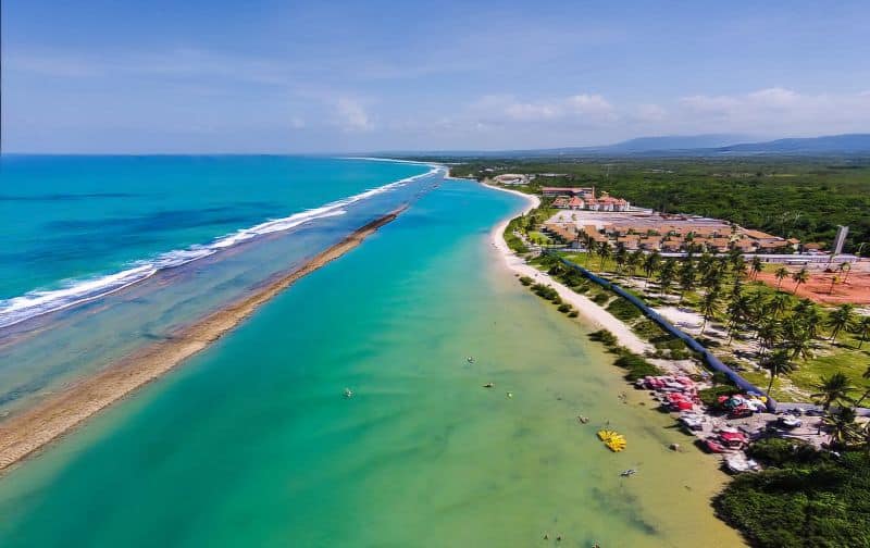 Vistas aéreas de Playa Muro Alto con un mar verde y la playa