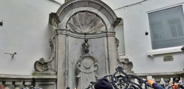 Maneken Pis, uno de los lugares que ver en Bruselas más famosos