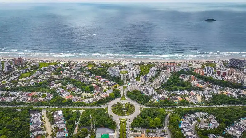 Toma aérea del barrio da Barra da Tijuca. Casas, edificios y el mar y la playa de fondo