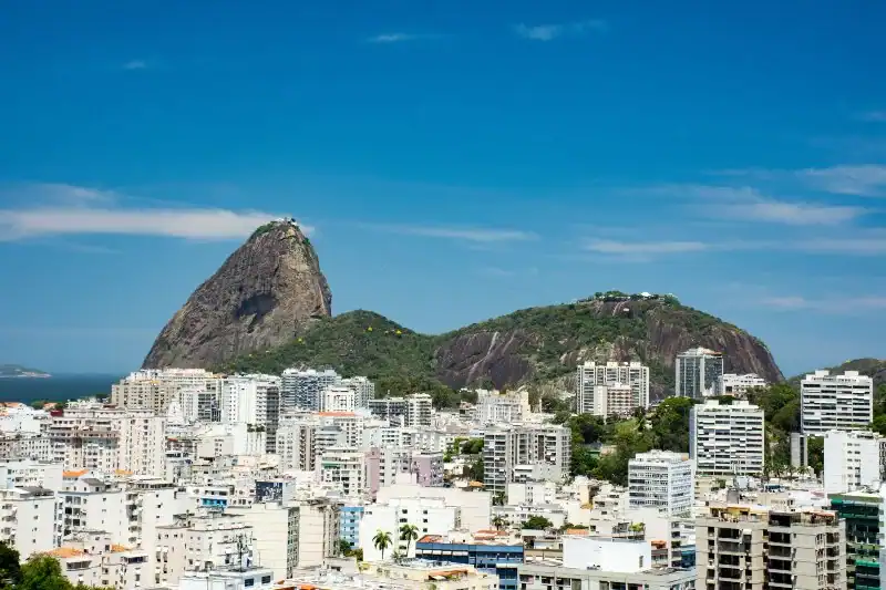 Barrio de botafogo con edificios y el Pan de Azúcar de fondo