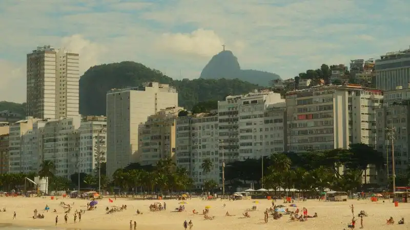 Barrio de Copacabana, con la playa y el cristo redentor al fondo