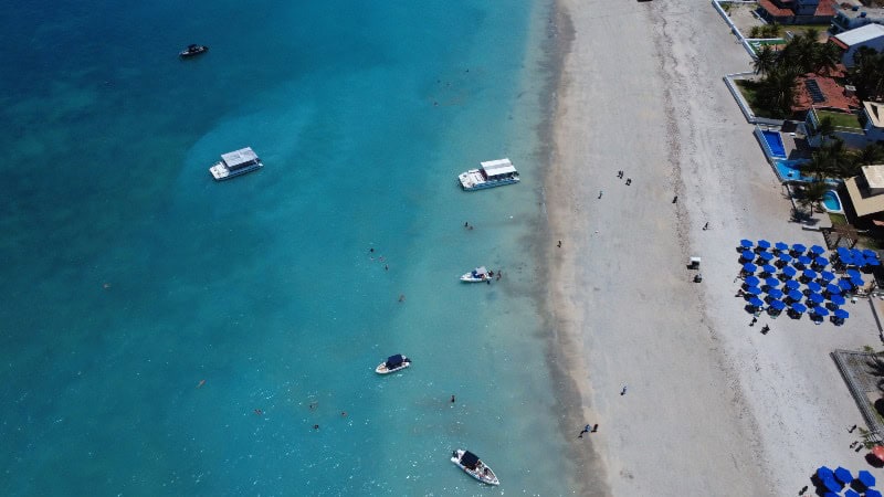 Praia de Antunes en Maragogi, vista aérea de drone, con aguas turquesas, barcos y la playa