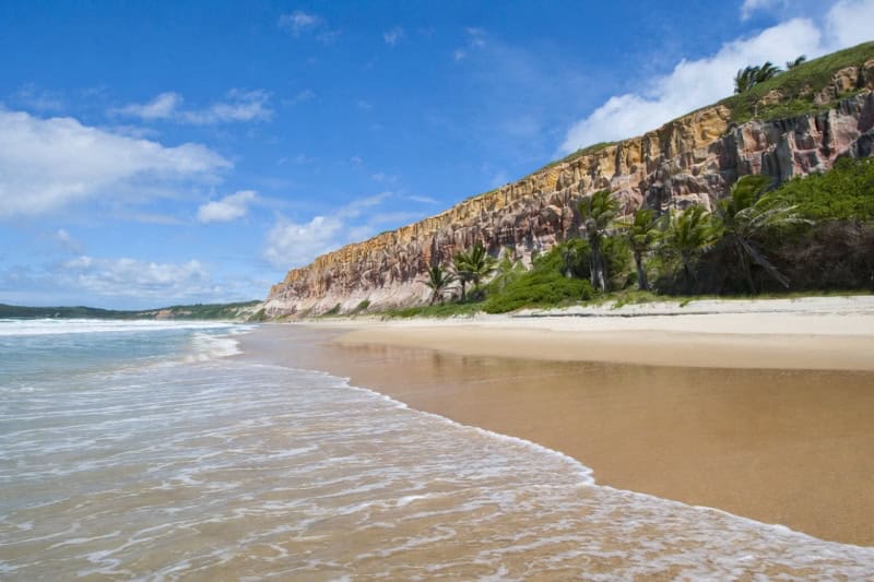 Praia das Cacimbinhas en pipa, vista desde la orilla con sus acantilados
