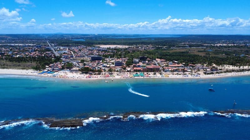 Praia do Francés, vista aérea de drone, donde se ve el arrecife y la playa