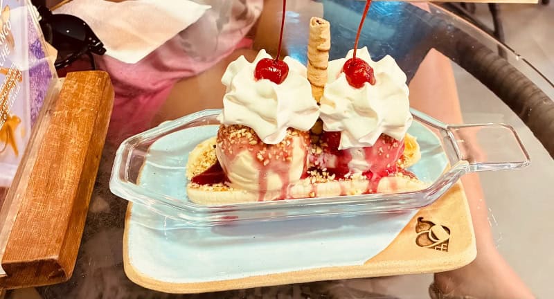 Preciosa Gelato, un helado grande con dos bolas, crema, cereza y toppings