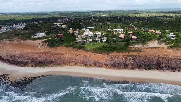 Playa en Sibaúma con complejo hotelero. Vista desde drone donde se aprecia el mar