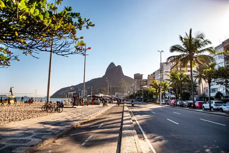 Barrio de Ipanema, con la avenida al lado de la playa y el Morro dos Irmaos al fondo