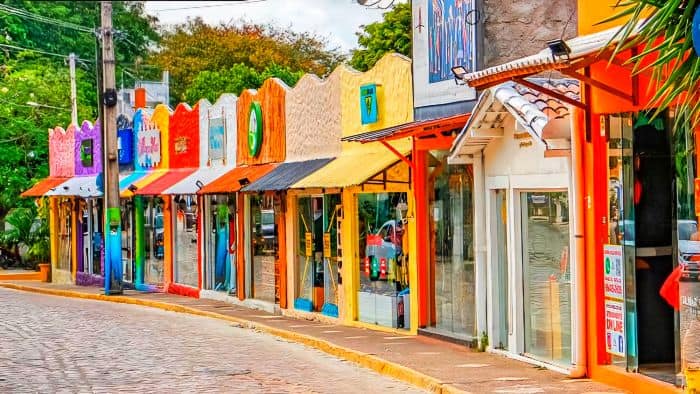 Centro de pipa con locales comerciales coloridos y calles adoquinadas