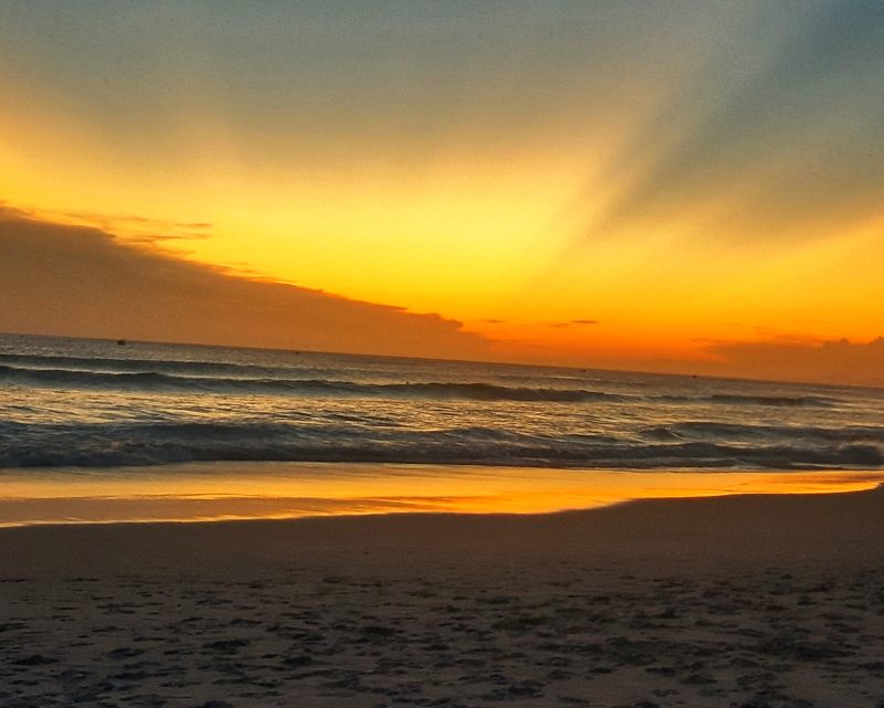Atardecer en Praia grande con colores amarillos y anaranjados