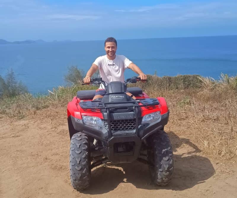 persona subida a cuatriciclo en tour arraial