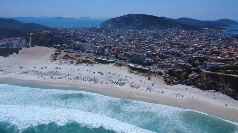 Vista aérea de drone sobre praia grande en arraial do cabo