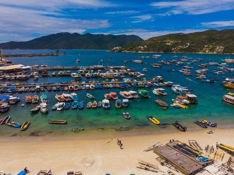 Praia dos anjos llena de barcos