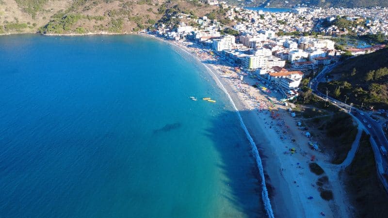 Prainha desde un drone, mar calmo colores turquesas