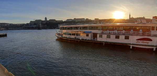 paseo en barco en Budapest