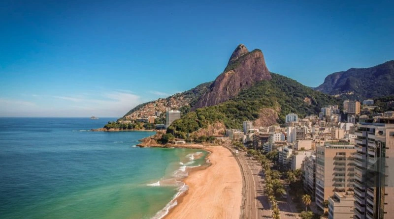 Plya de Leblón, con el morro dos irmaos de fondo.