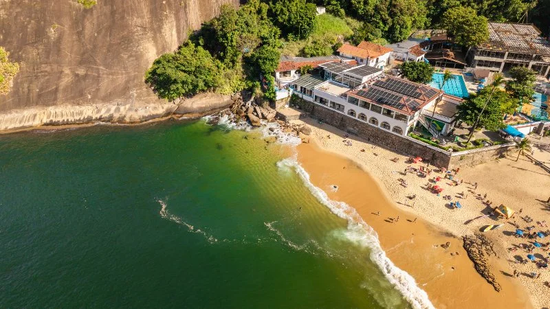 Praia Vermelha en Río de Janeiro toma de drone, mar y arena