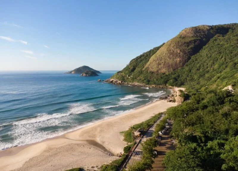 Prainha, una de las playas salvajes de Rio de Janeiro, con mucha vegetación, morros y el mar