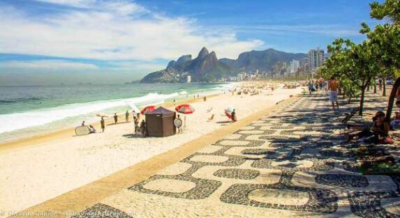 La sofisticada Playa Leblon, una de las mejores playas de Río de Janeiro, famosa por su ambiente relajado y exclusivo. Con su fina arena dorada, aguas calmadas y vistas impresionantes de las montañas cercanas, es el lugar ideal para disfrutar de un día de sol en un entorno tranquilo y elegante.