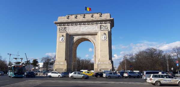 Arco del triunfo uno de los lugares que ver en Bucarest imprescindibles