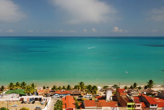 Playa del centro de Maragogi con palmeras, arena clara y aguas calmas frente al pueblo, vista panorámica