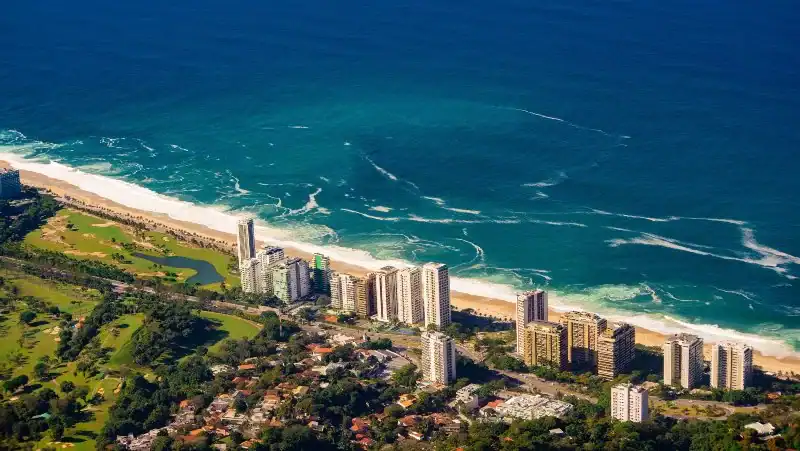 Vista aérea de Barra da Tijuca, mar al fondo, edificios sobre la playa