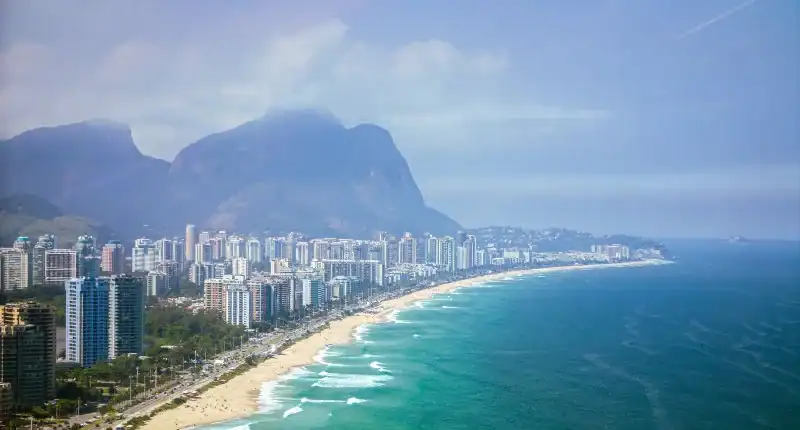Vista aérea de Barra da Tijuca. Edificios, playa y montañas detrás