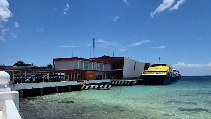 Vista del puerto de Cozumel desde donde salen y llegan los ferris con el mar de fondo