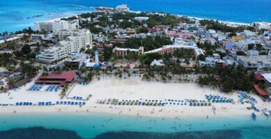 Toma aérea de drone de Isla Mujeres con alojamientos y hoteles en la isla