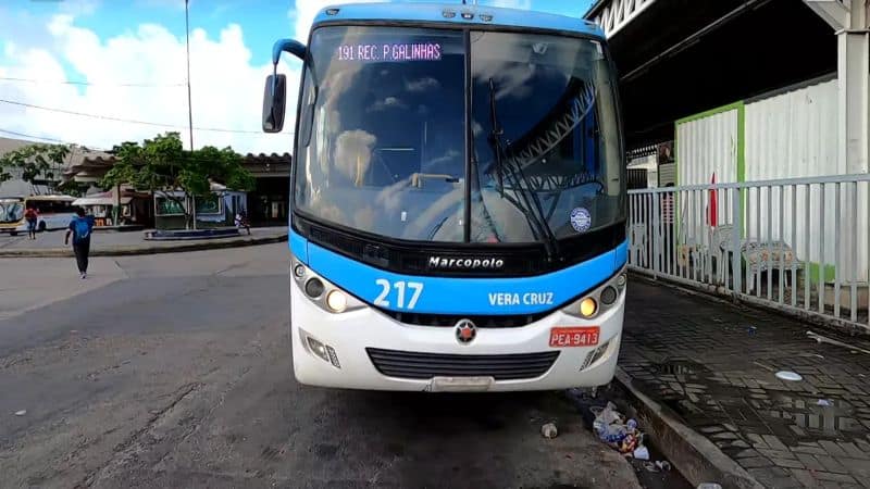 Bus línea 191 del recorrido Recife a Porto de Galinhas, estacionado en la calle