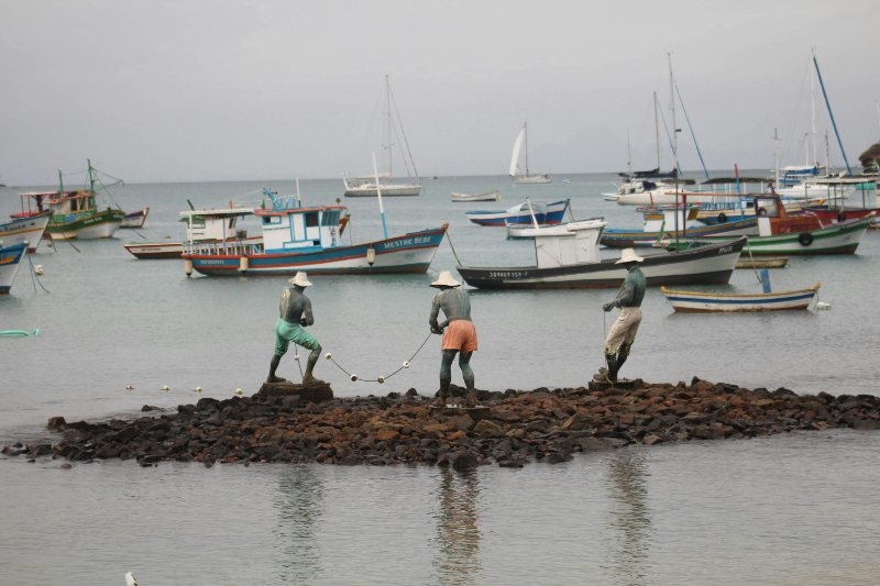 Esculturas pescadores locales en Búzios trabajando en la orilla, tradición y cultura junto al mar brasileño