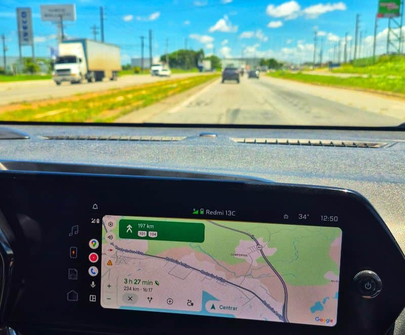 Interior de un auto alquilado donde se ve la pantalla con el mapa de la ruta de Refice a Porto de Galinhas