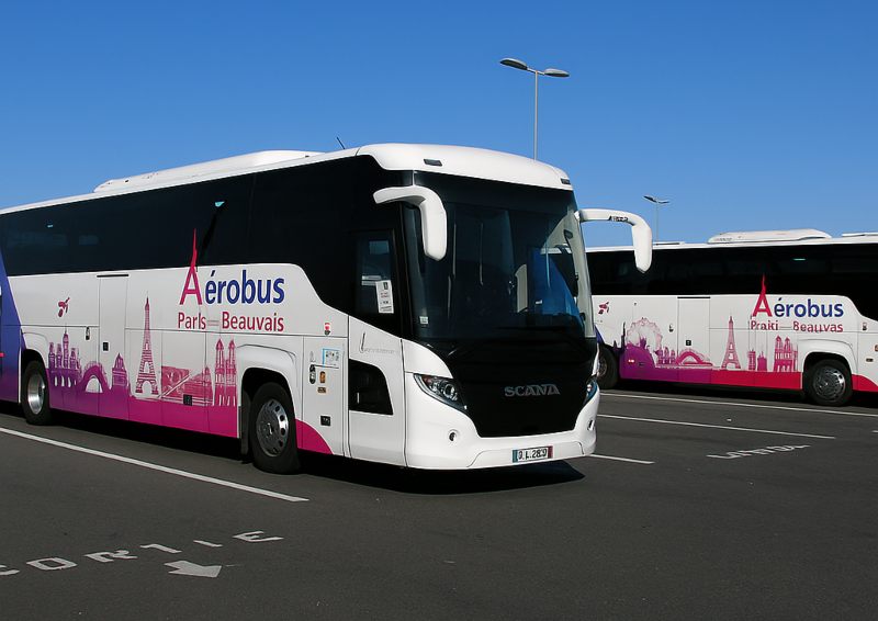Beauvais Shuttle, autobús de traslado entre el Aeropuerto de Beauvais y París, estacionado frente a la terminal del aeropuerto.
