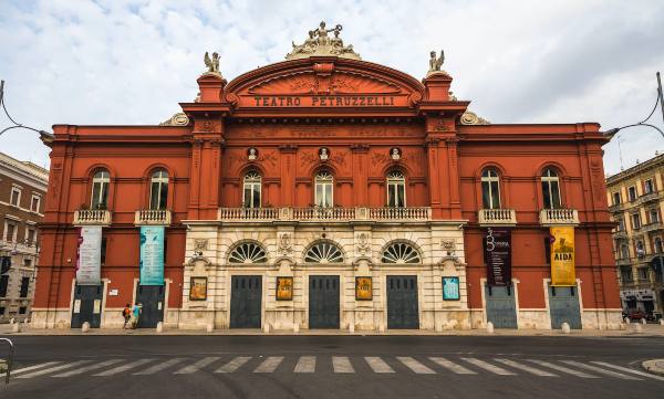 El Teatro Petruzelli imprescindible que ver en Bari