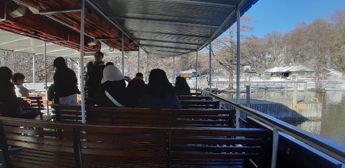 Barco cruzando el lago Lago Kozjak