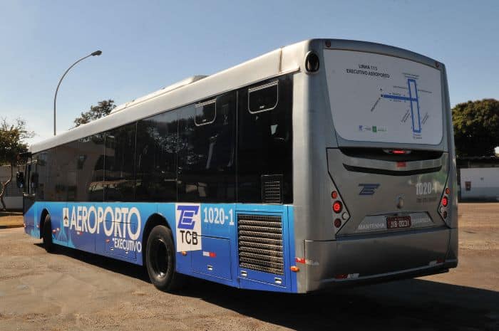 Bus línea 113 brasilia estacionado frente al aeropuerto