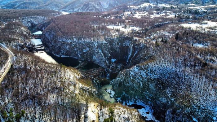Toma aérea de drone sobre Parque Nacional Lagos de Plitvice en Invierno nevado