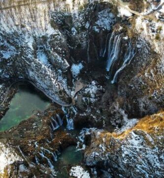 Toma aérea de drone, Parque Nacional Lagos de Plitvice Croacia en invierno con nieve