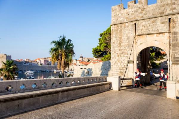 Puerta de Ploce imprescindible que ver en Dubrovnik