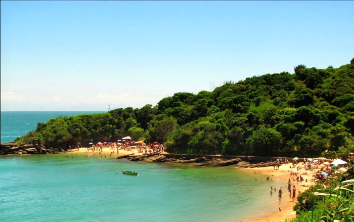 Praia da Azeda y Azedinha en Búzios: pequeña playa de aguas cristalinas y verdosas, rodeada de vegetación y rocas.
