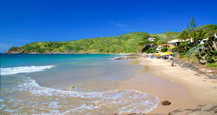 Praia Brava en Búzios: playa abierta de fuerte oleaje, rodeada de acantilados y vegetación nativa.