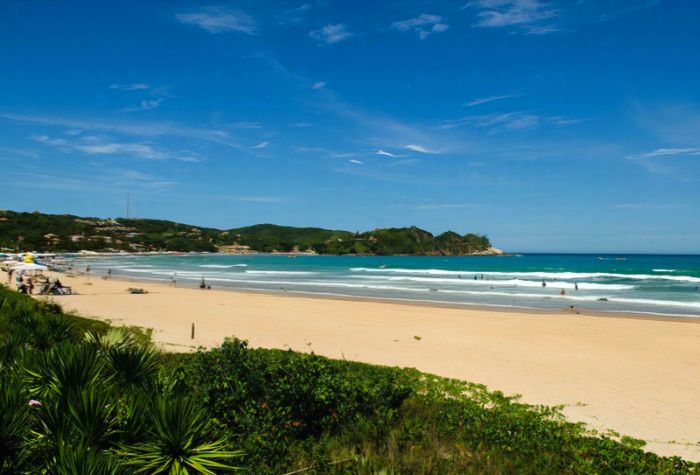 Amplia y vibrante playa de Geribá en Búzios, con restaurantes frente al mar y actividades para toda la familia.