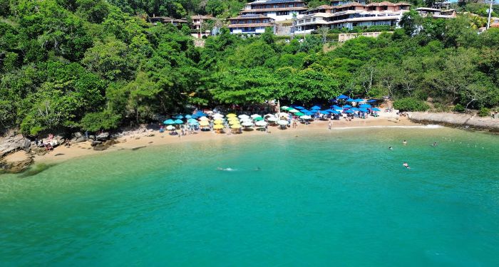 Playa João Fernandinho en Búzios, pequeña cala con aguas cristalinas y rodeada de vegetación.